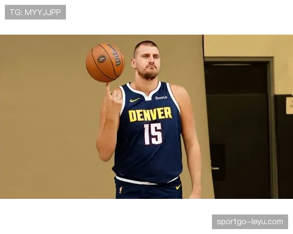 诺维茨基一脚后仰拉开空间，区别于约基奇组织型大个