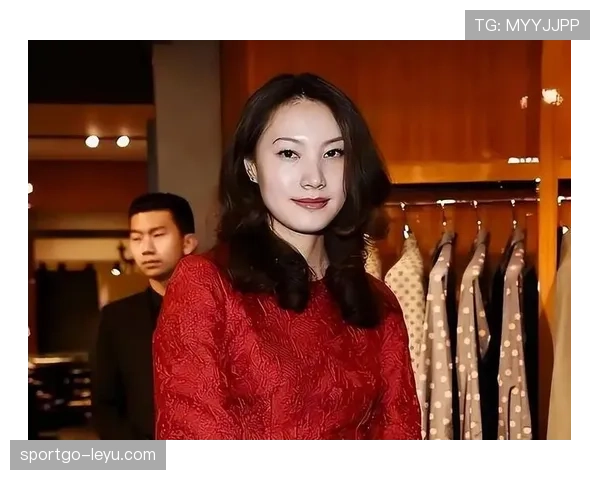 谢杏芳这生活真有趣，球场女神下了场竟然爱逛菜市场？