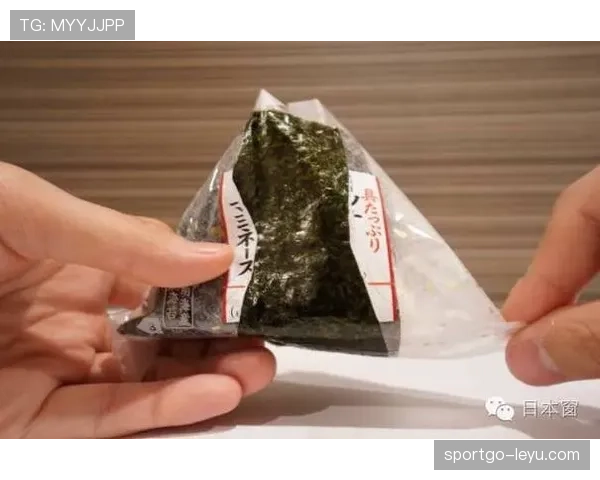 王燊超训练完直接钻进便利店啃饭团，这自律程度有点吓人